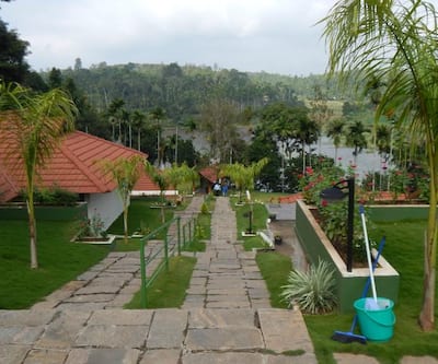 https://imgcld.yatra.com/ytimages/image/upload/t_hotel_yatra_city_desktop/v1432299444/Domestic Hotels/Hotels_Wayanad/Hill Tree inn Resort and Spa/Pathway.jpg